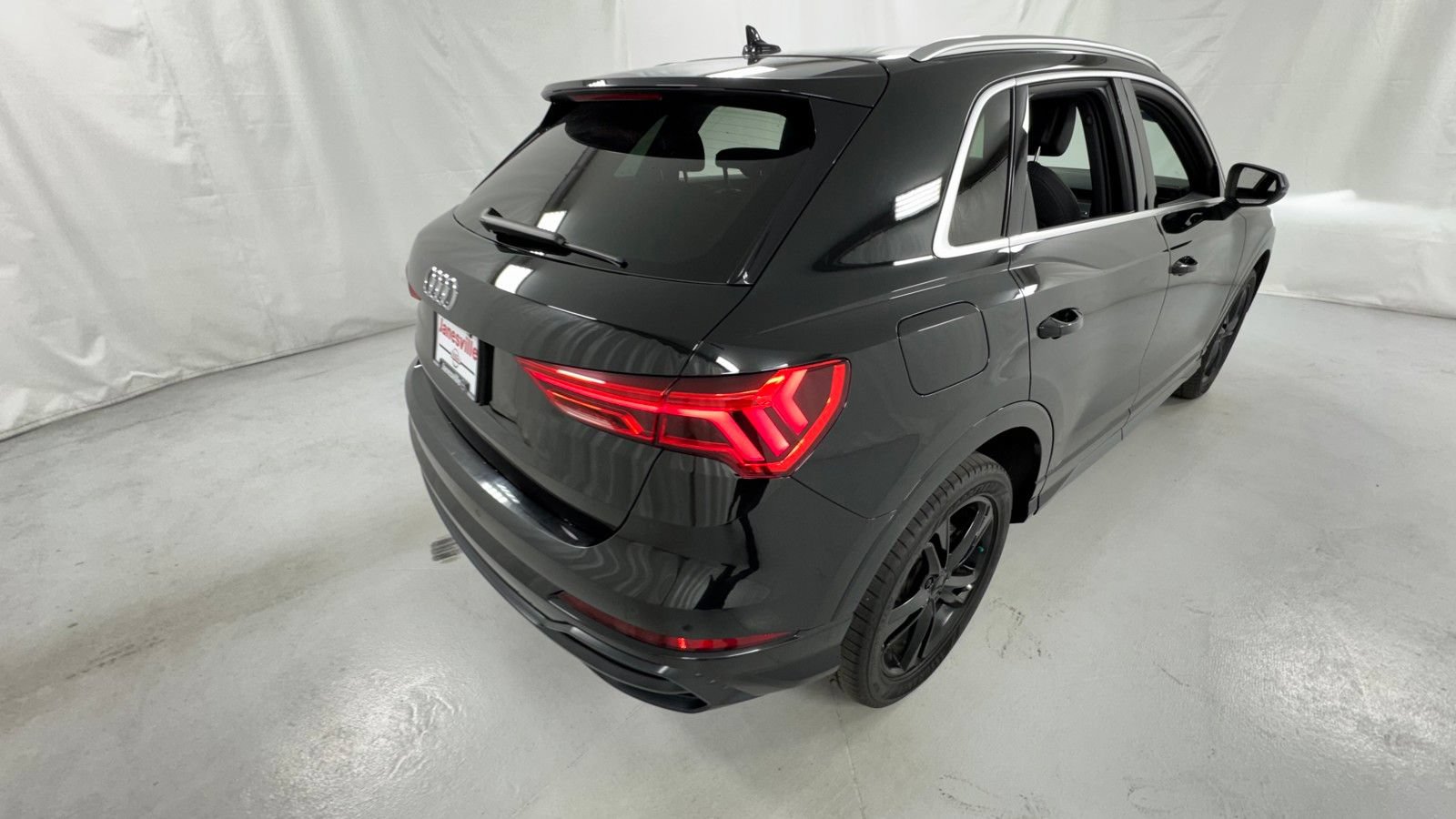 Used 2020 Audi Q3 2.0T Premium w/ Convenience Package AWD/4WD image 3