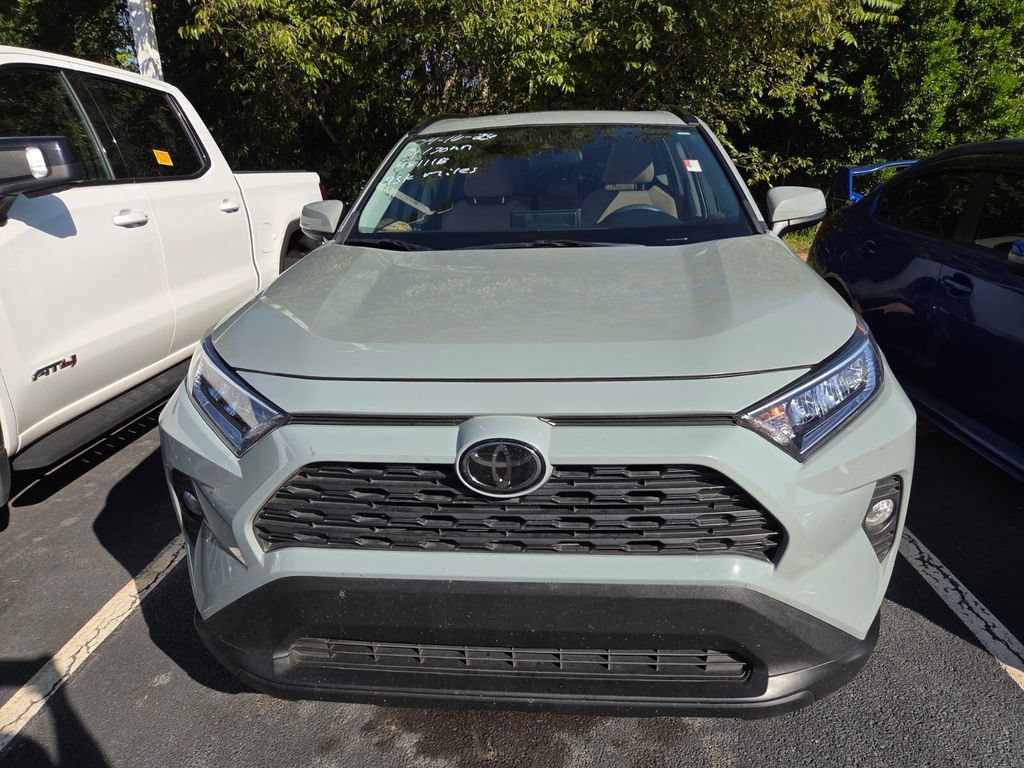 Used 2020 Toyota RAV4 XLE w/ Convenience Package FWD image 2