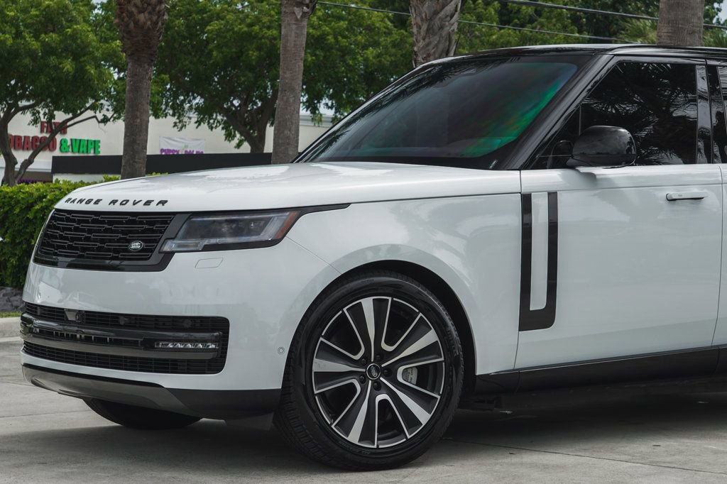 Used 2025 Land Rover Range Rover SE AWD/4WD image 2