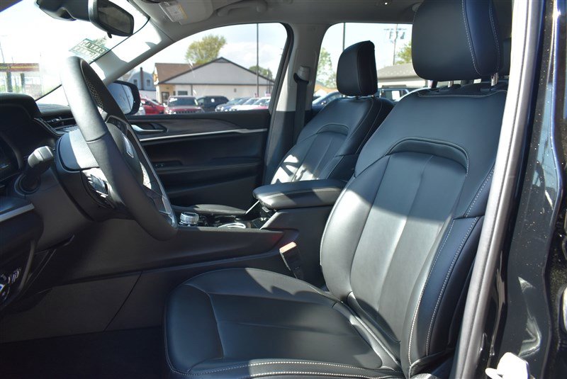 Used 2023 Jeep Grand Cherokee L Limited AWD/4WD image 10