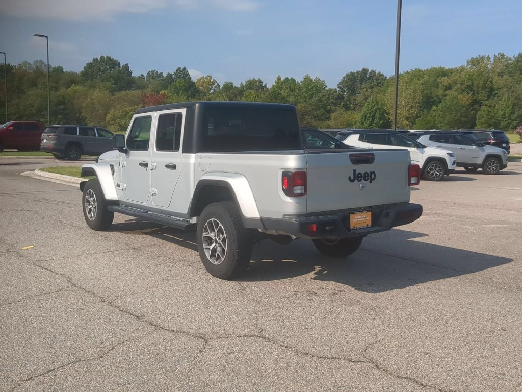 Used 2024 Jeep Gladiator Sport AWD/4WD image 3
