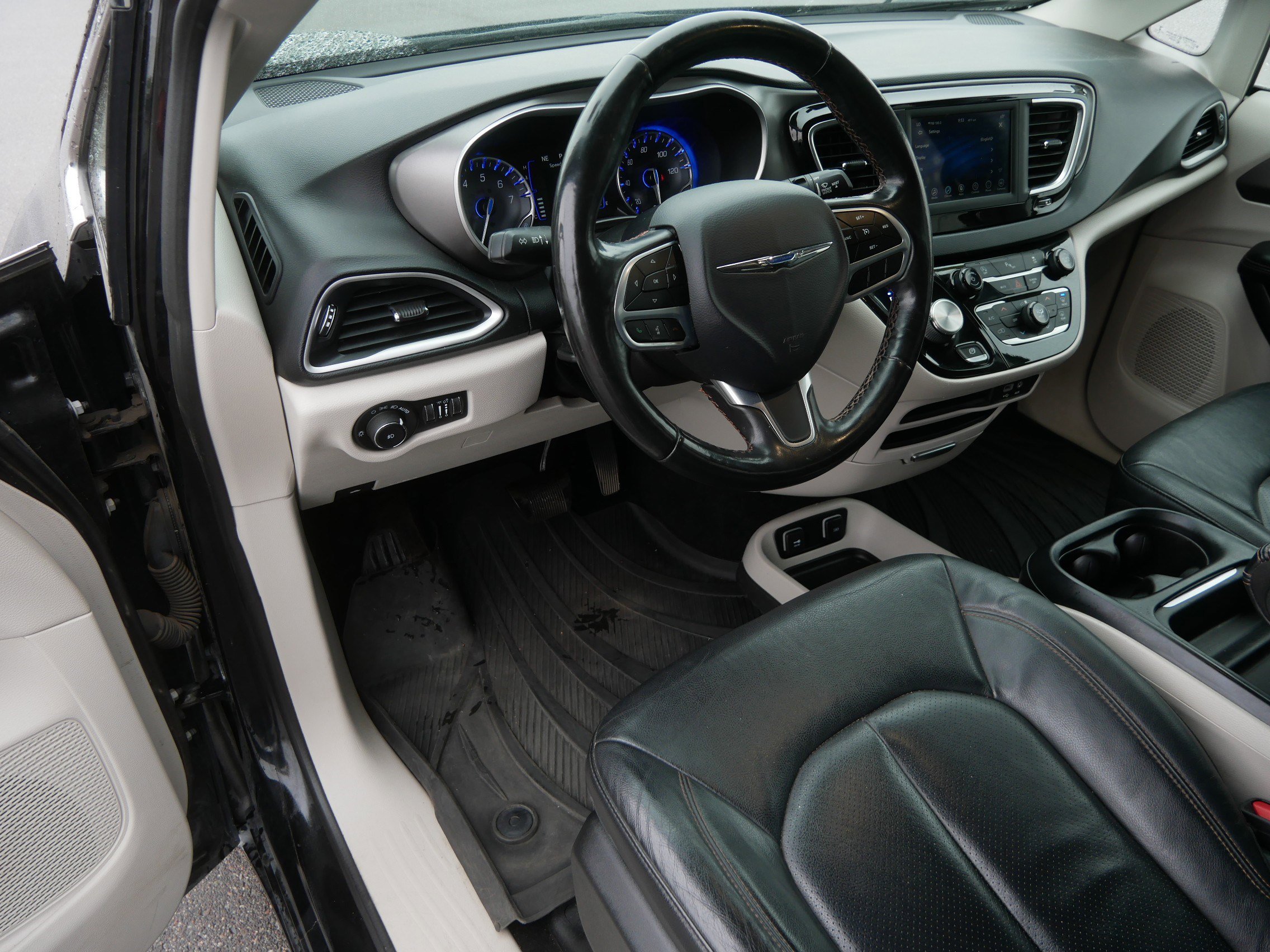 Used 2020 Chrysler Pacifica Touring-L FWD image 19