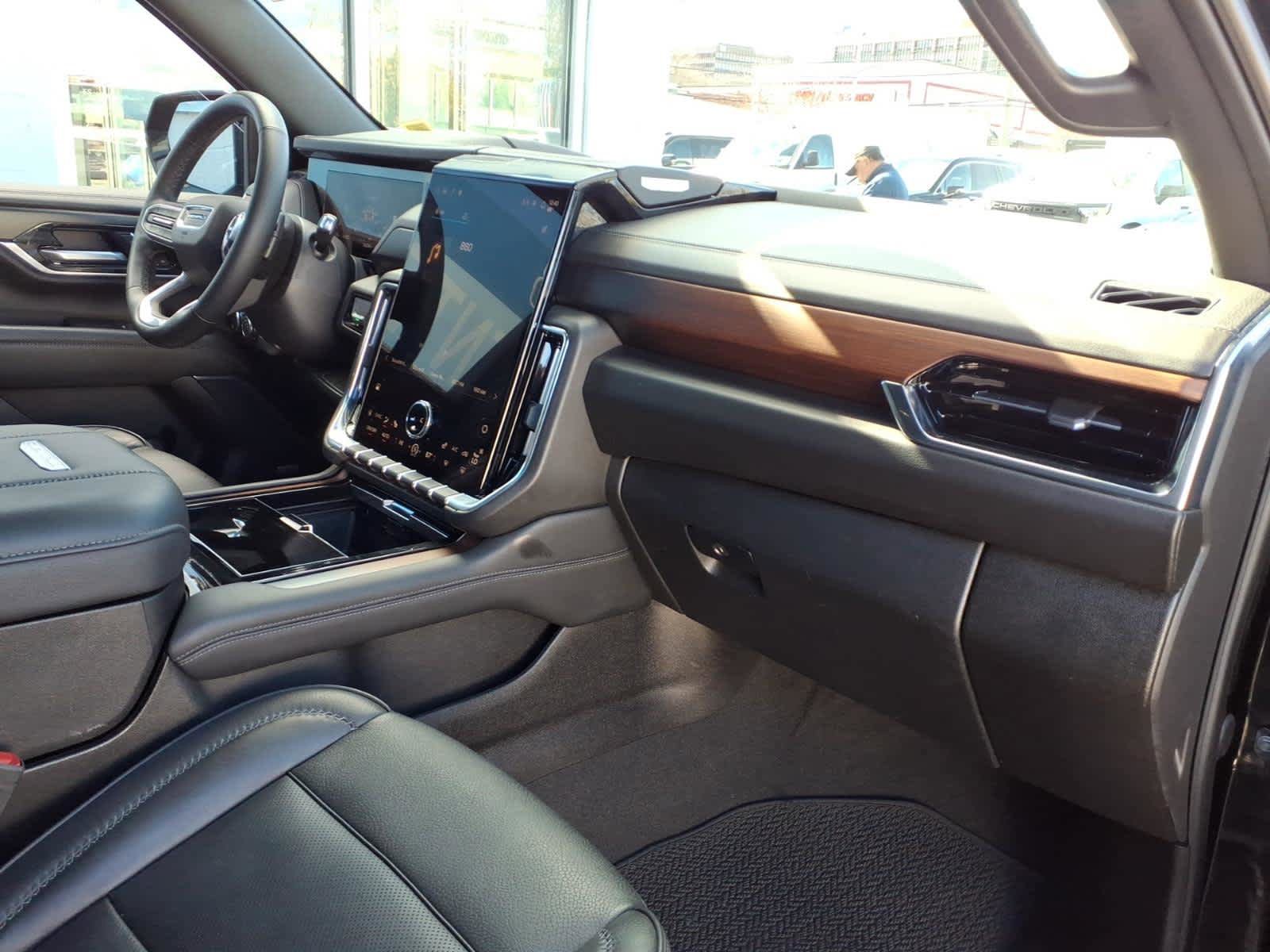 Used 2025 GMC Yukon XL Denali AWD/4WD image 22
