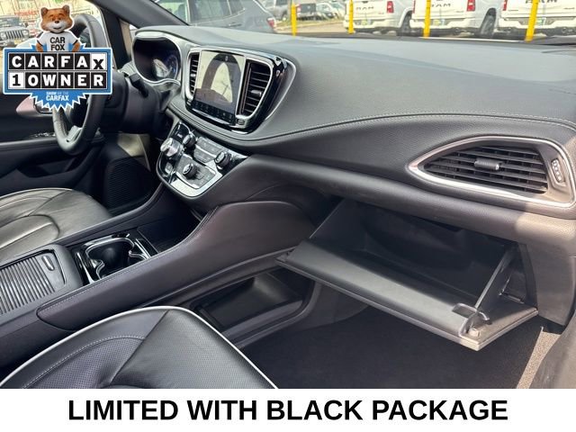 Used 2025 Chrysler Pacifica Limited image 28