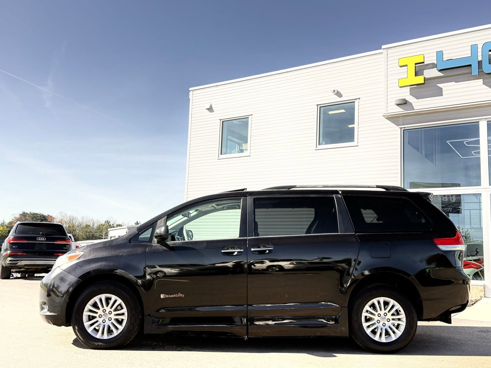 Used 2013 Toyota Sienna XLE w/ Premium Pkg image 9