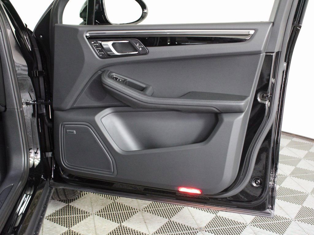 Certified 2025 Porsche Macan image 37