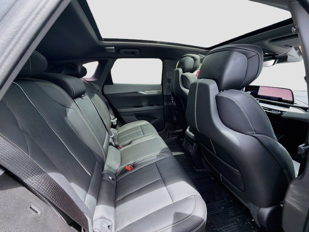 Certified 2025 Cadillac Optiq Sport 2 w/ LPO, Floor Liner Package AWD/4WD image 31