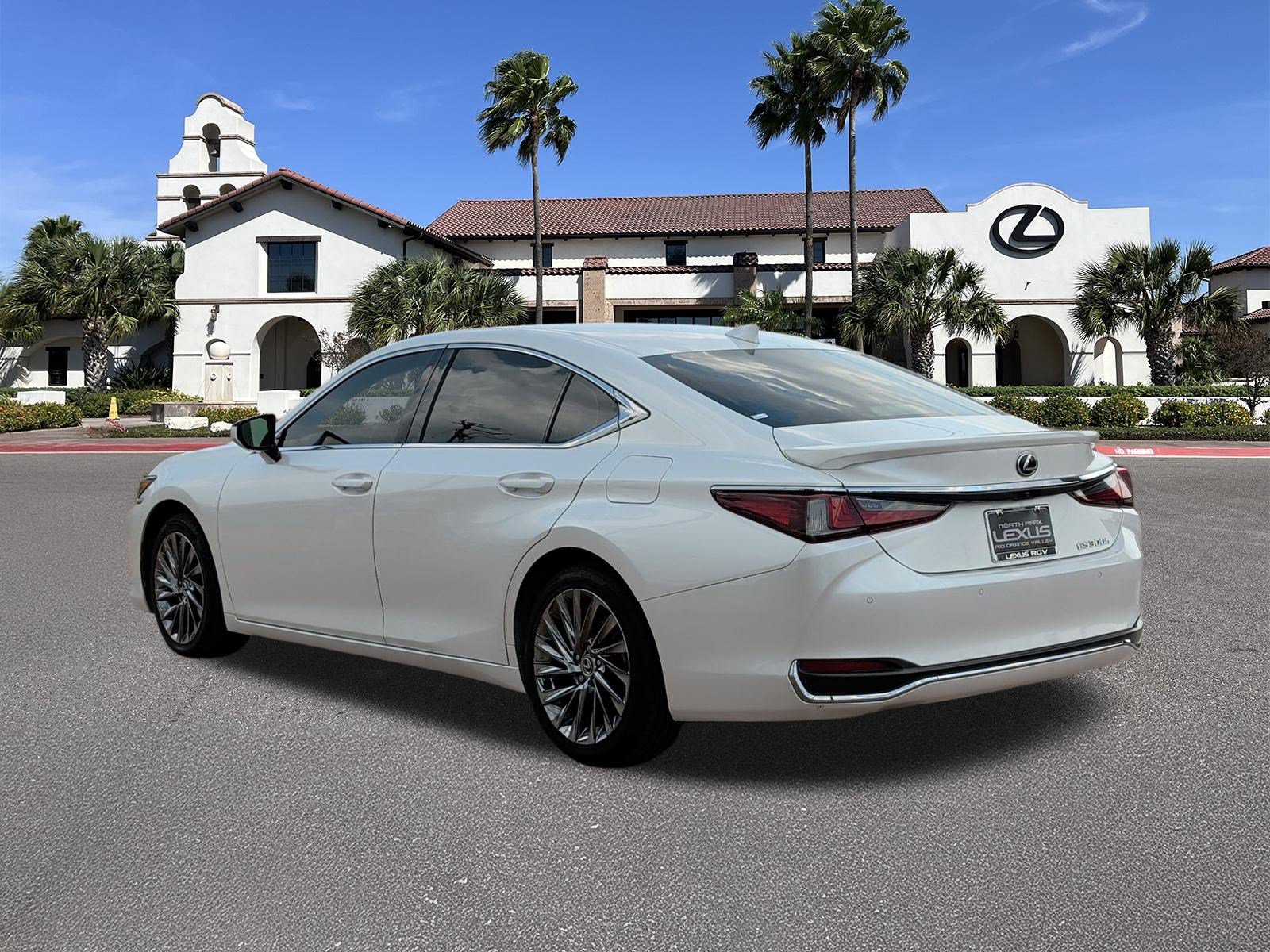 Used 2024 Lexus ES 300h Ultra Luxury w/ Accessory Package (Z2) FWD image 4
