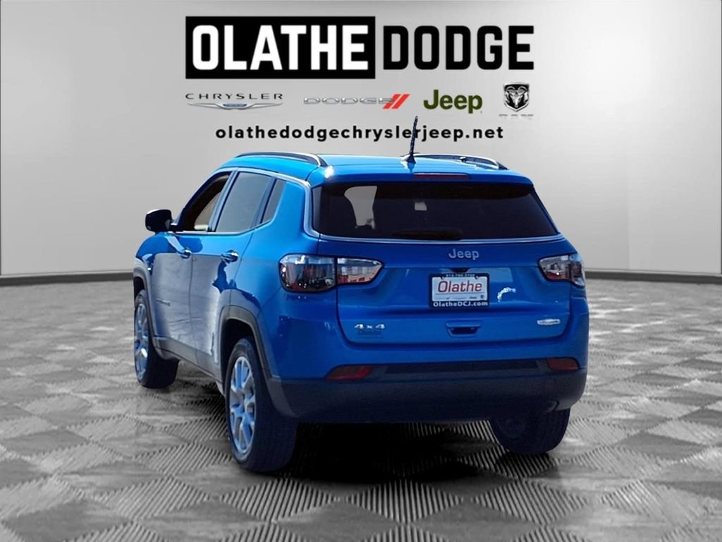 Used 2024 Jeep Compass Latitude w/ Sun and Sound Group AWD/4WD image 5