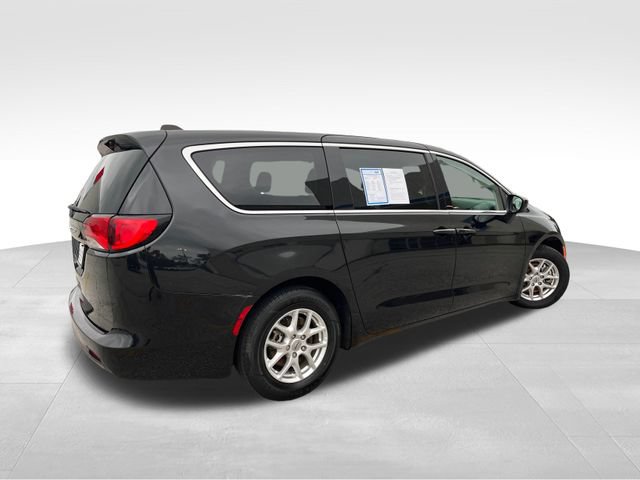 Used 2023 Chrysler Voyager LX FWD image 6