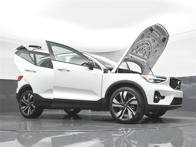 Used 2024 Volvo XC40 B5 Plus image 36
