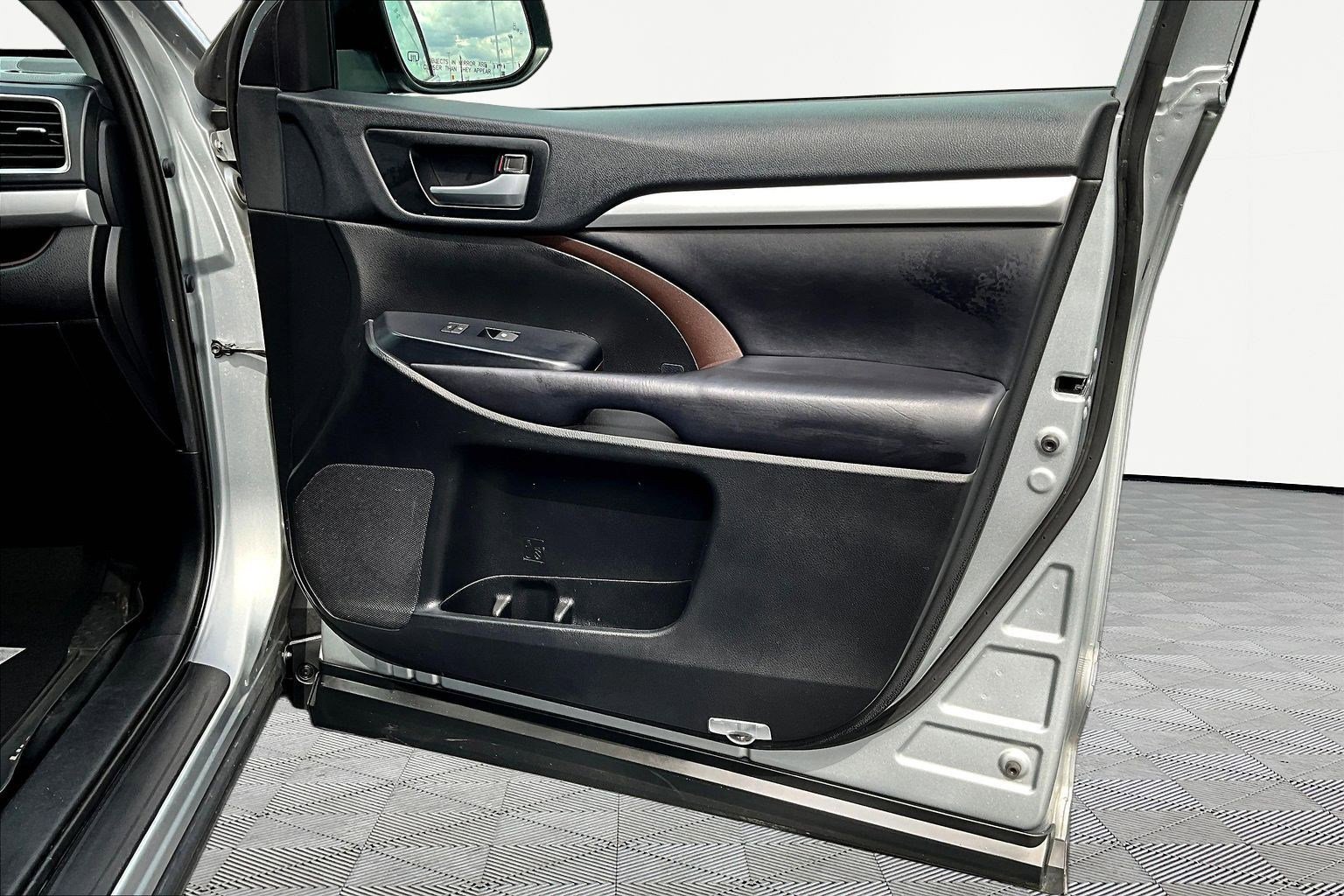 Used 2019 Toyota Highlander XLE image 29