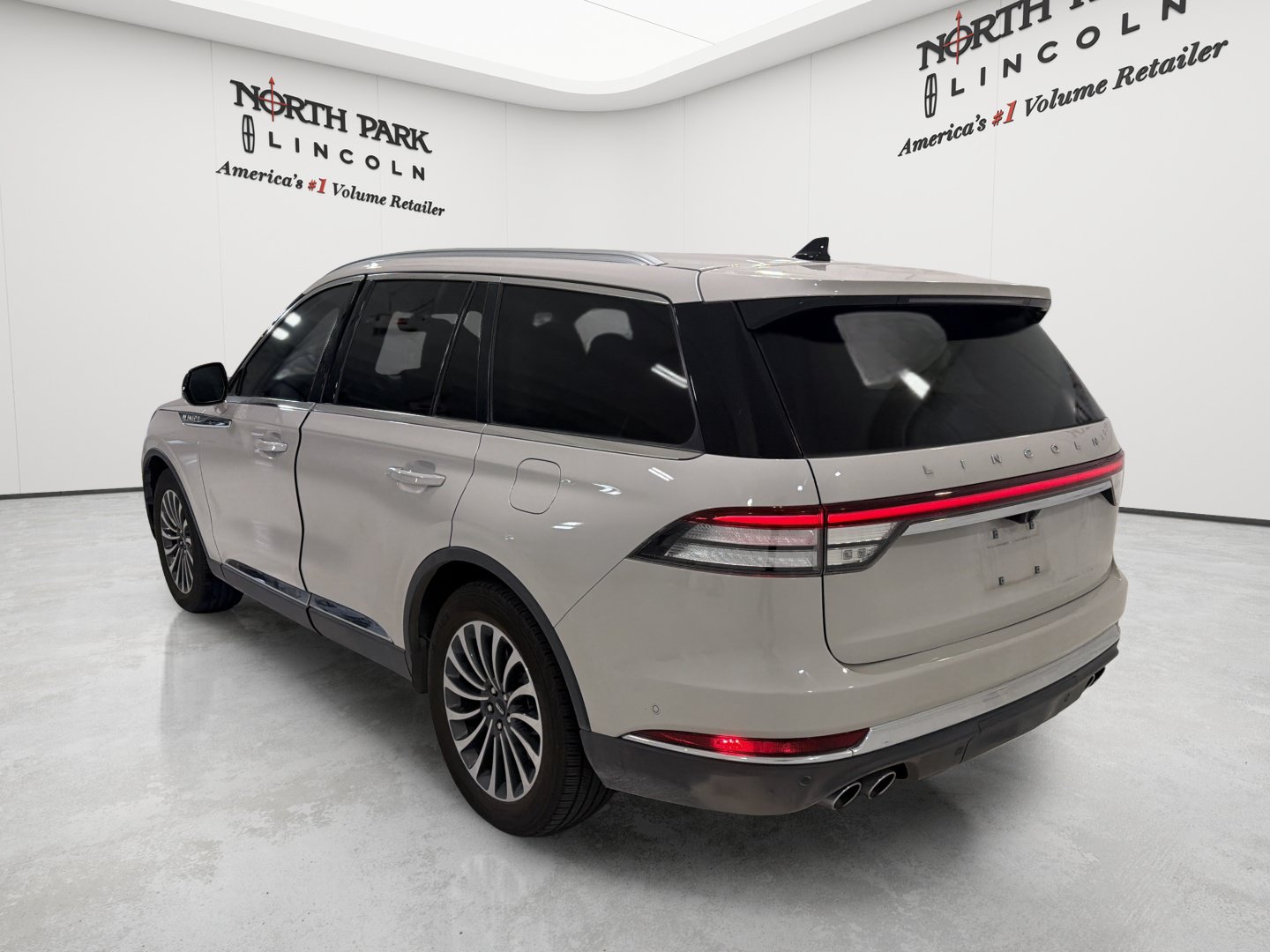 Used 2021 Lincoln Aviator Reserve w/ Equipment Group 201A RWD image 3