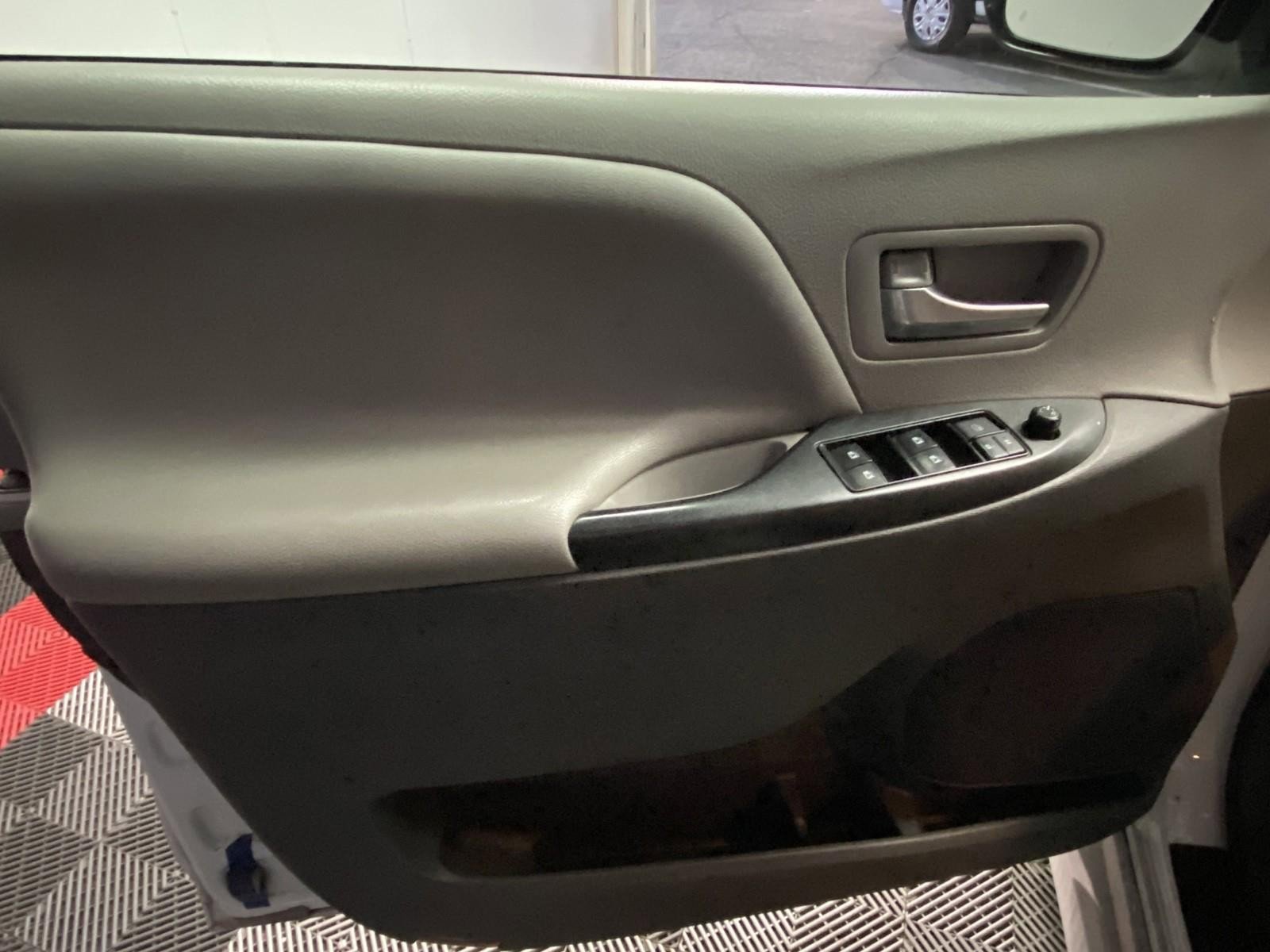 Used 2018 Toyota Sienna LE w/ Carpet Mat Package image 20