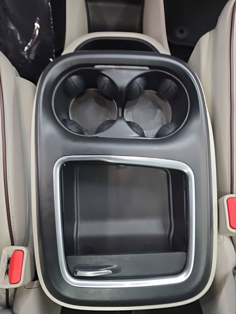Used 2018 Chrysler Pacifica Limited w/ Tire & Wheel Group FWD image 30