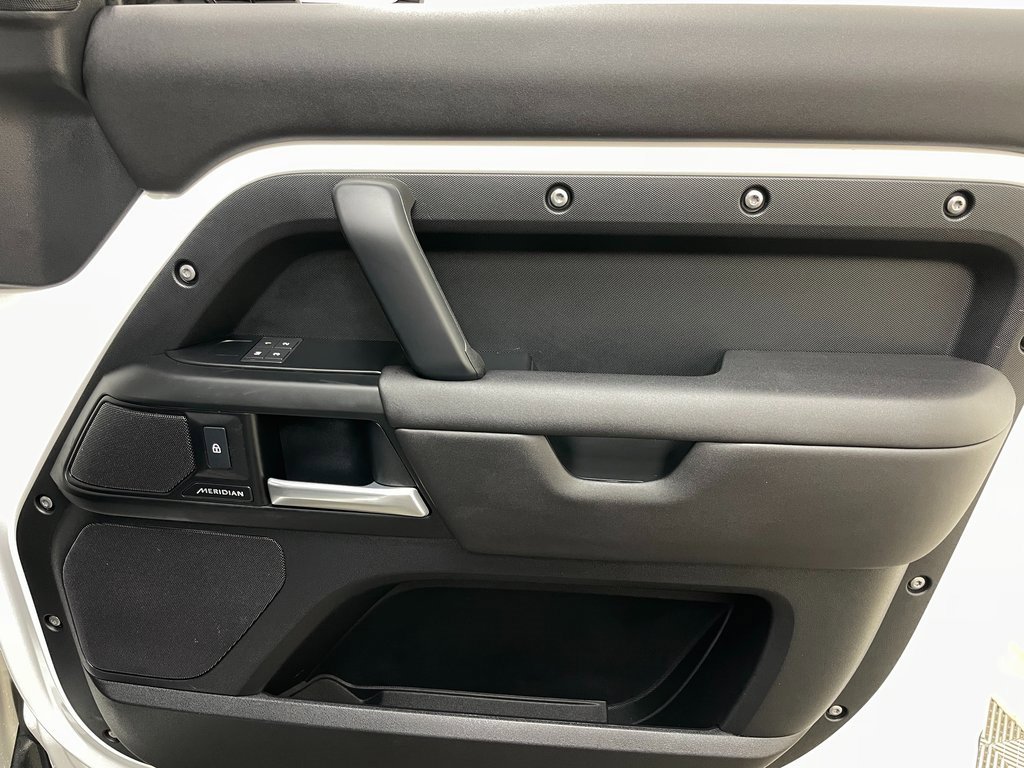 Used 2025 Land Rover Defender 110 S image 41