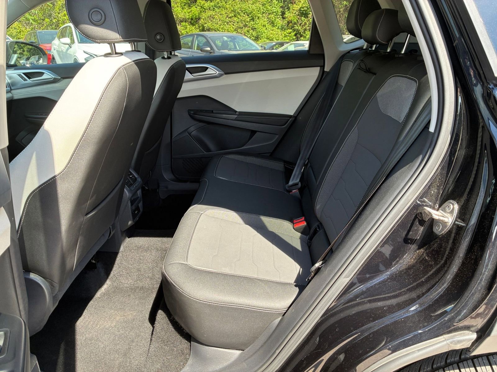 Used 2025 Volkswagen Taos SE FWD image 25