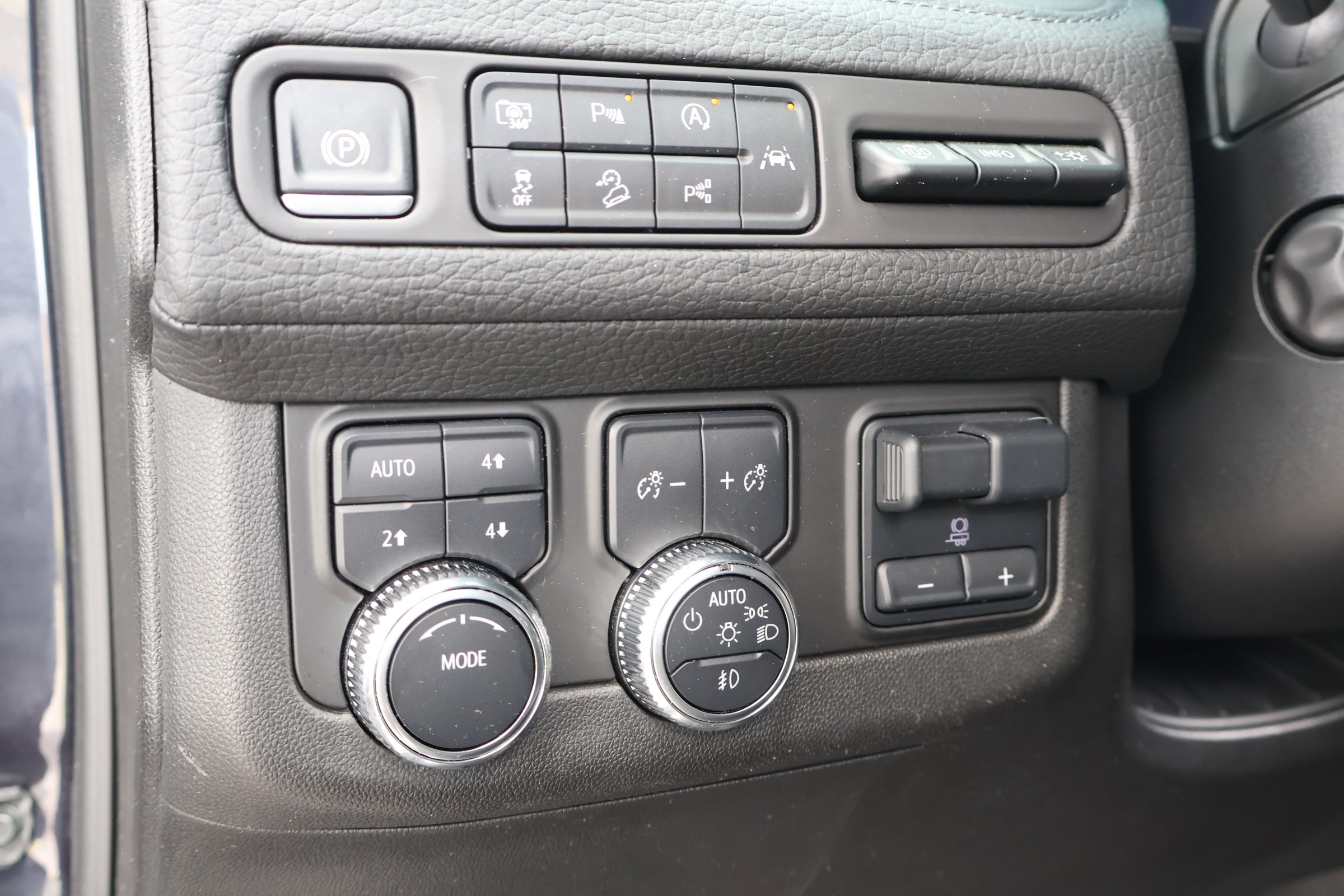 Used 2024 GMC Yukon Denali w/ Advanced Technology Package AWD/4WD image 27
