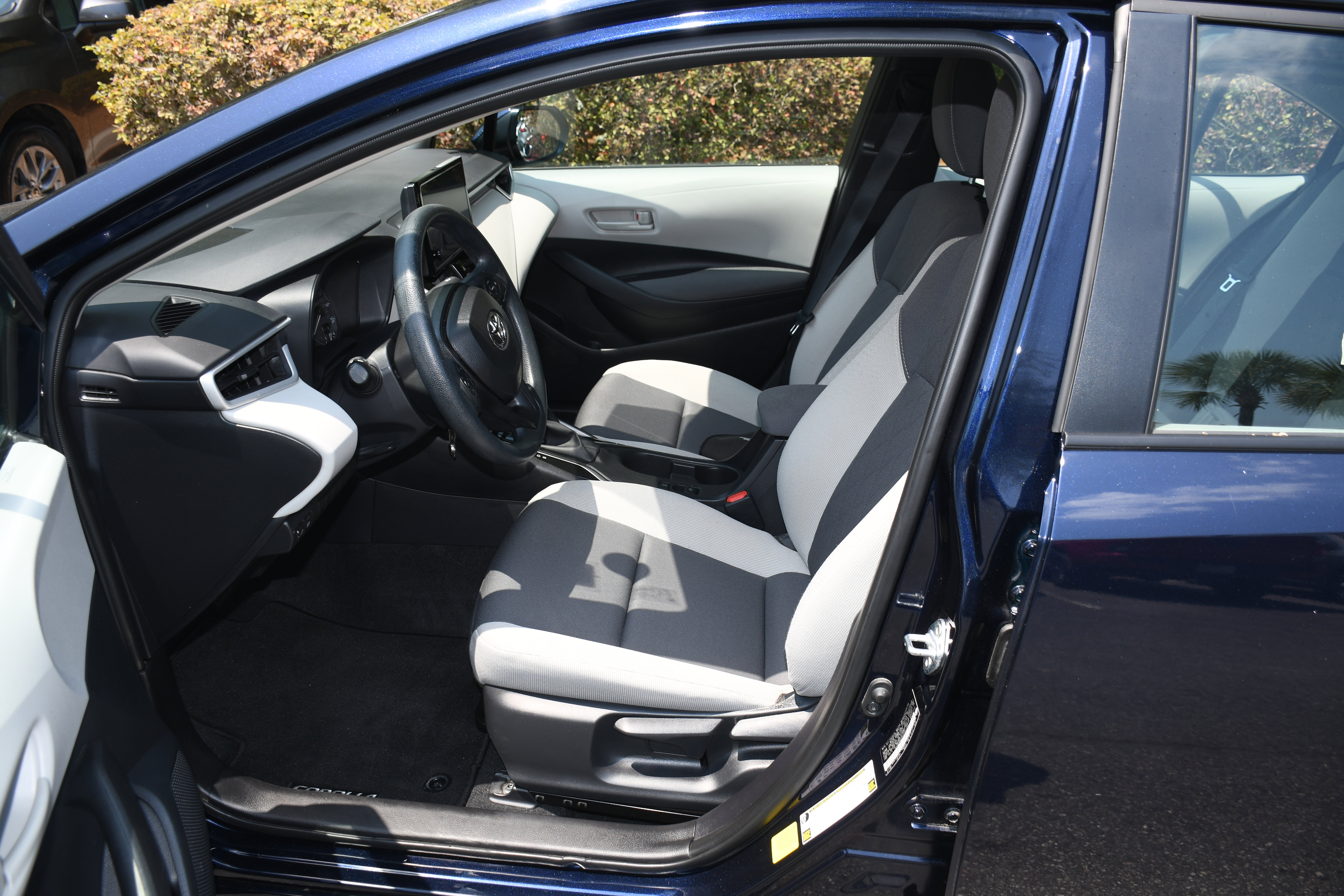 Used 2025 Toyota Corolla LE FWD image 7