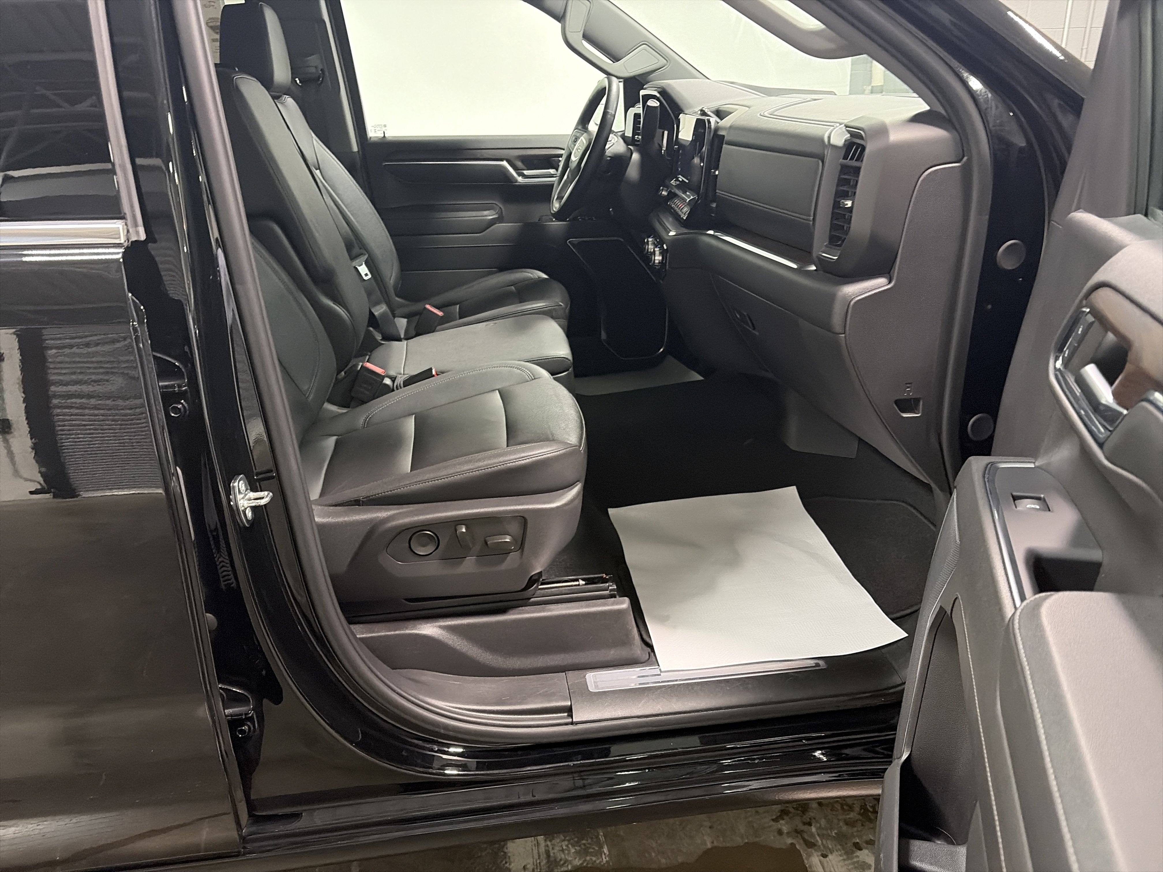 Used 2024 GMC Sierra 1500 SLT image 32