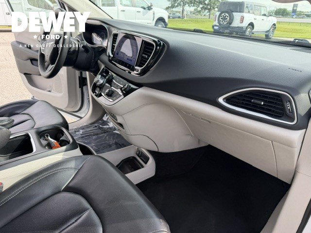 Used 2023 Chrysler Pacifica Touring-L FWD image 35
