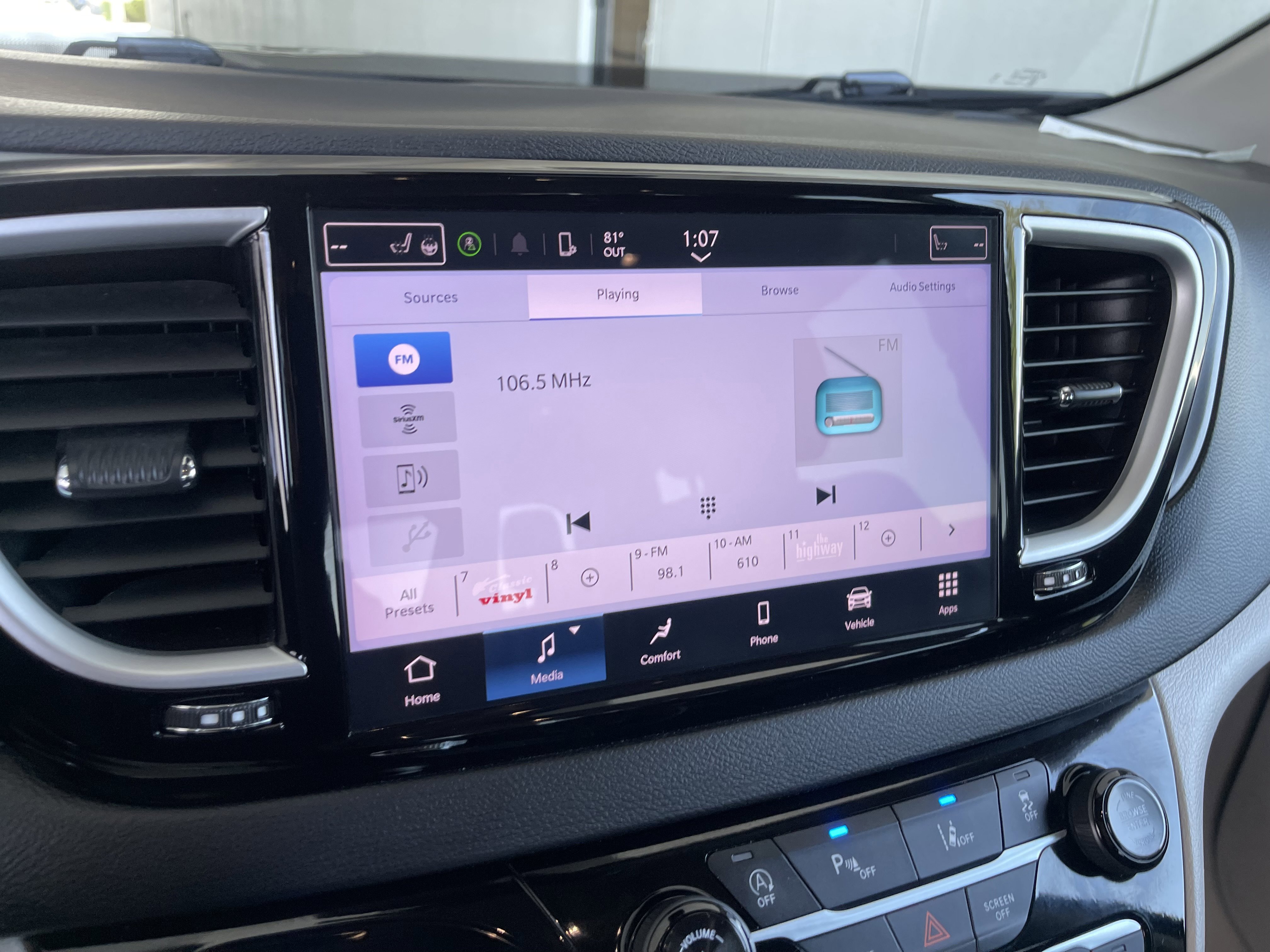 Used 2024 Chrysler Pacifica Touring-L FWD image 29