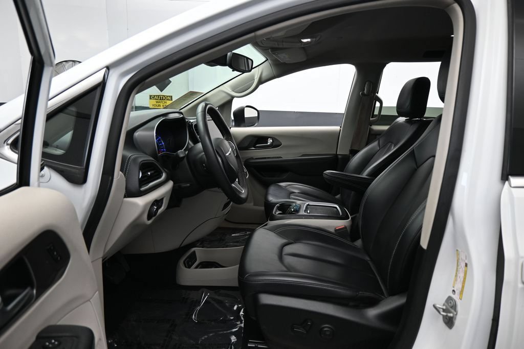 Used 2023 Chrysler Pacifica Touring-L FWD image 10