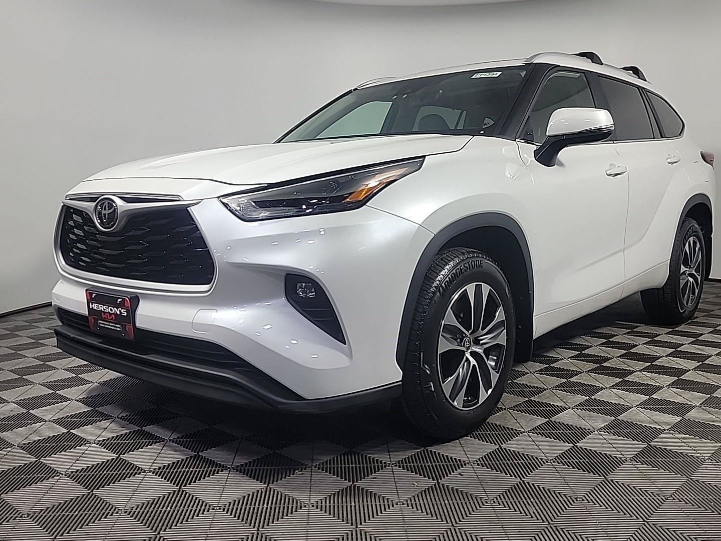 Used 2023 Toyota Highlander XLE AWD/4WD image 12
