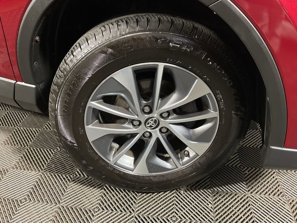 Used 2018 Toyota RAV4 LE AWD/4WD image 39
