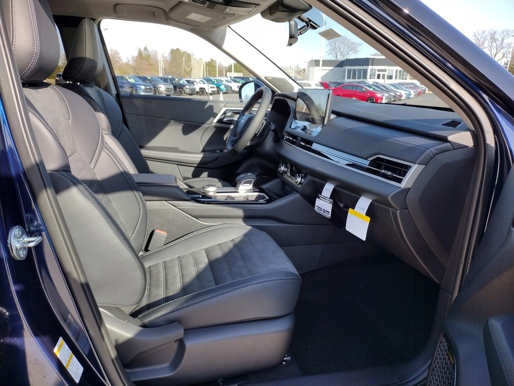 New 2025 Mitsubishi Outlander SE image 12