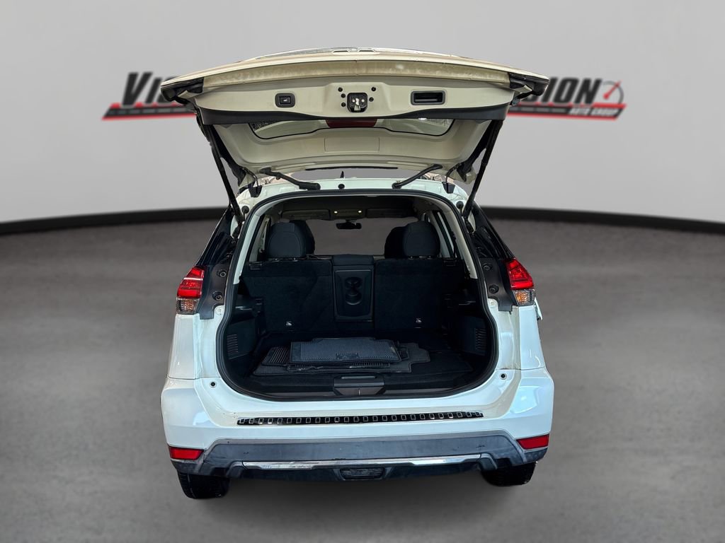 Used 2017 Nissan Rogue SV w/ SV Premium Package image 11