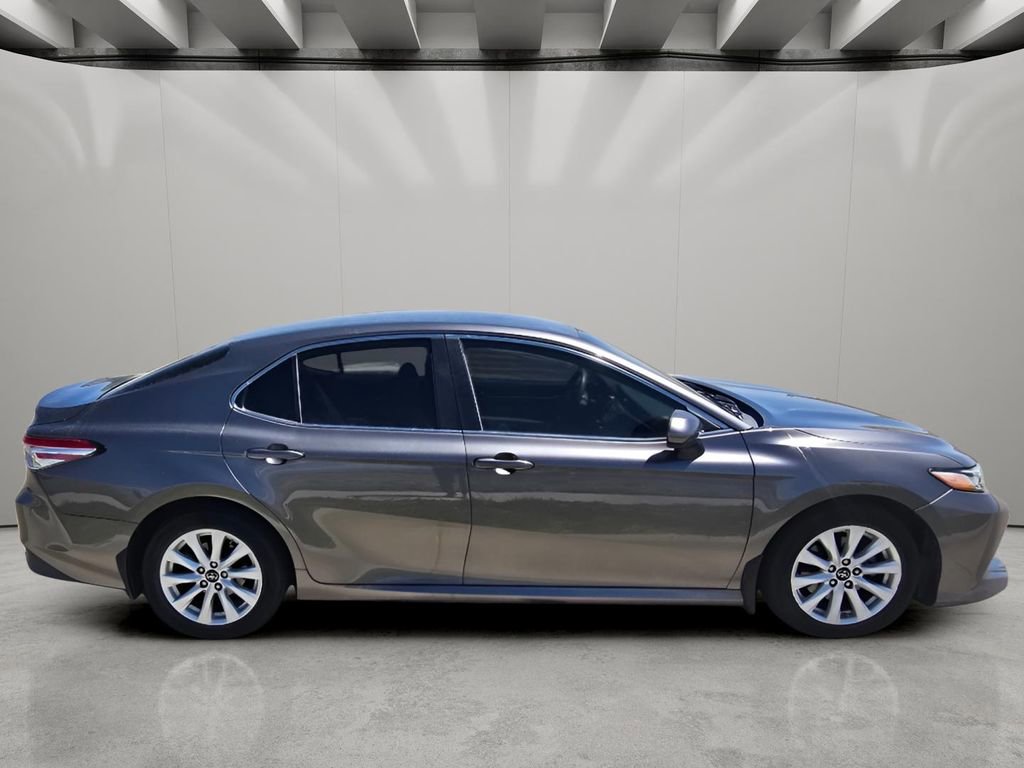 Used 2018 Toyota Camry LE image 6