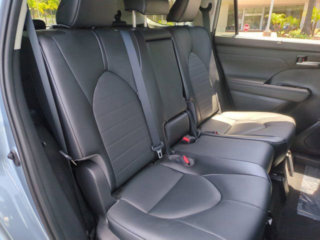 Used 2021 Toyota Highlander XLE AWD/4WD image 30