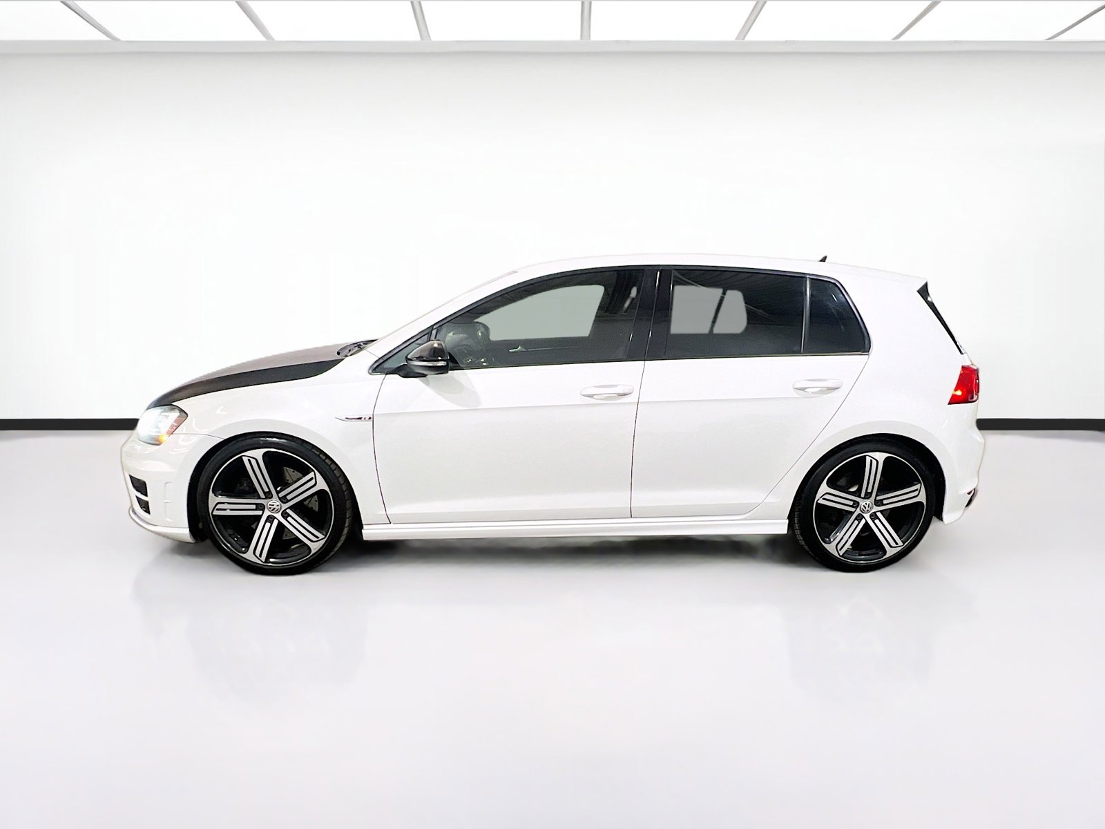 Used 2016 Volkswagen Golf R 4-Door image 23