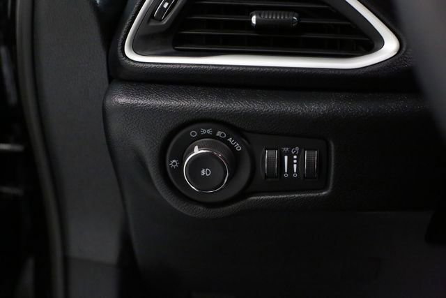 Used 2025 Chrysler Pacifica Select image 10