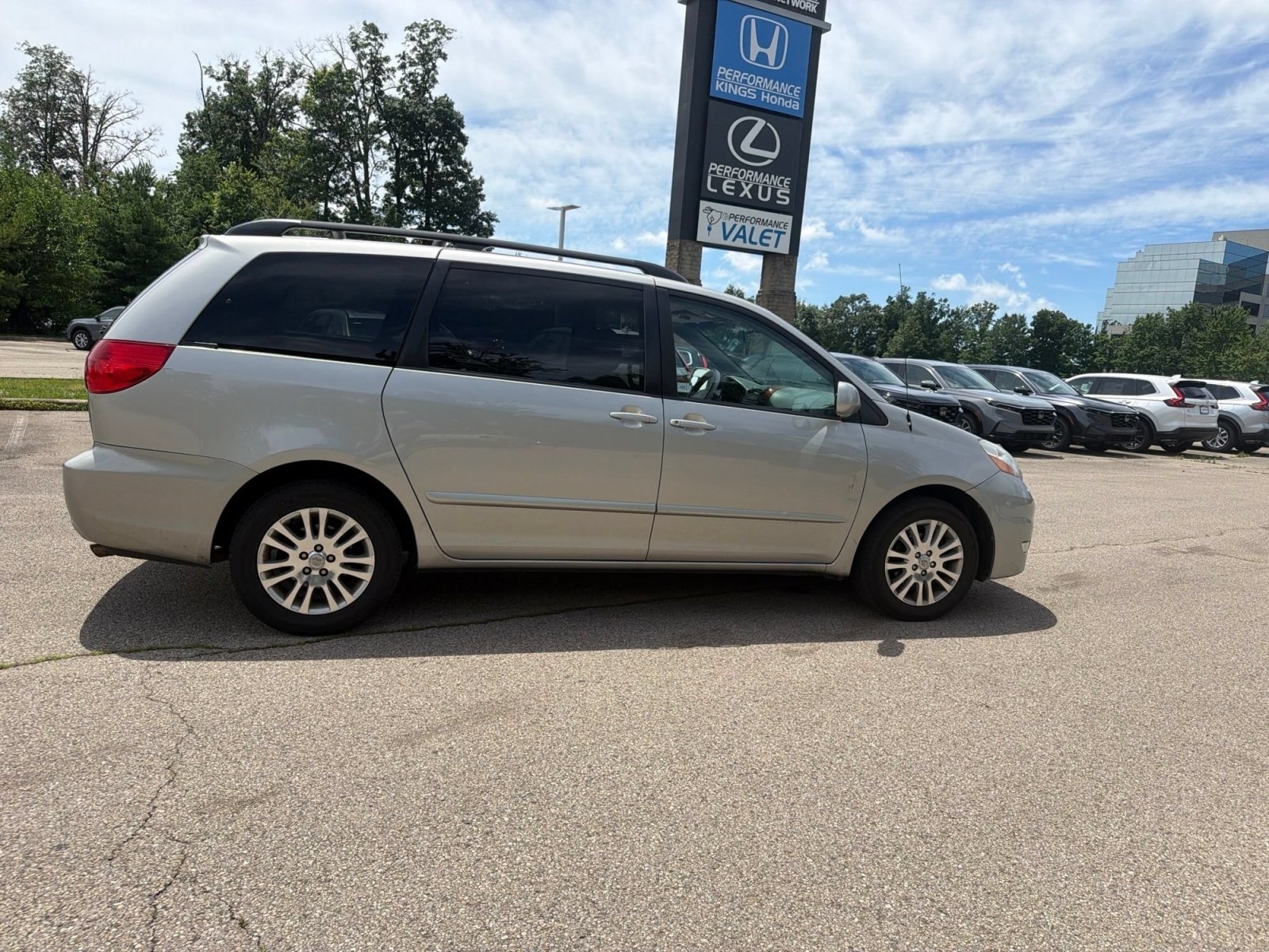Used 2010 Toyota Sienna XLE FWD image 14