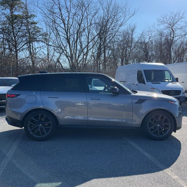 Used 2025 Land Rover Range Rover Sport SE image 4