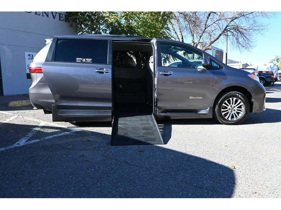 Used 2020 Toyota Sienna XLE FWD image 17