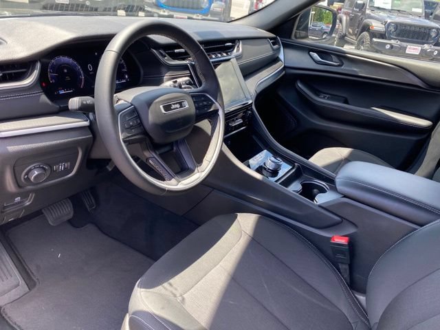 Used 2024 Jeep Grand Cherokee Laredo AWD/4WD image 13