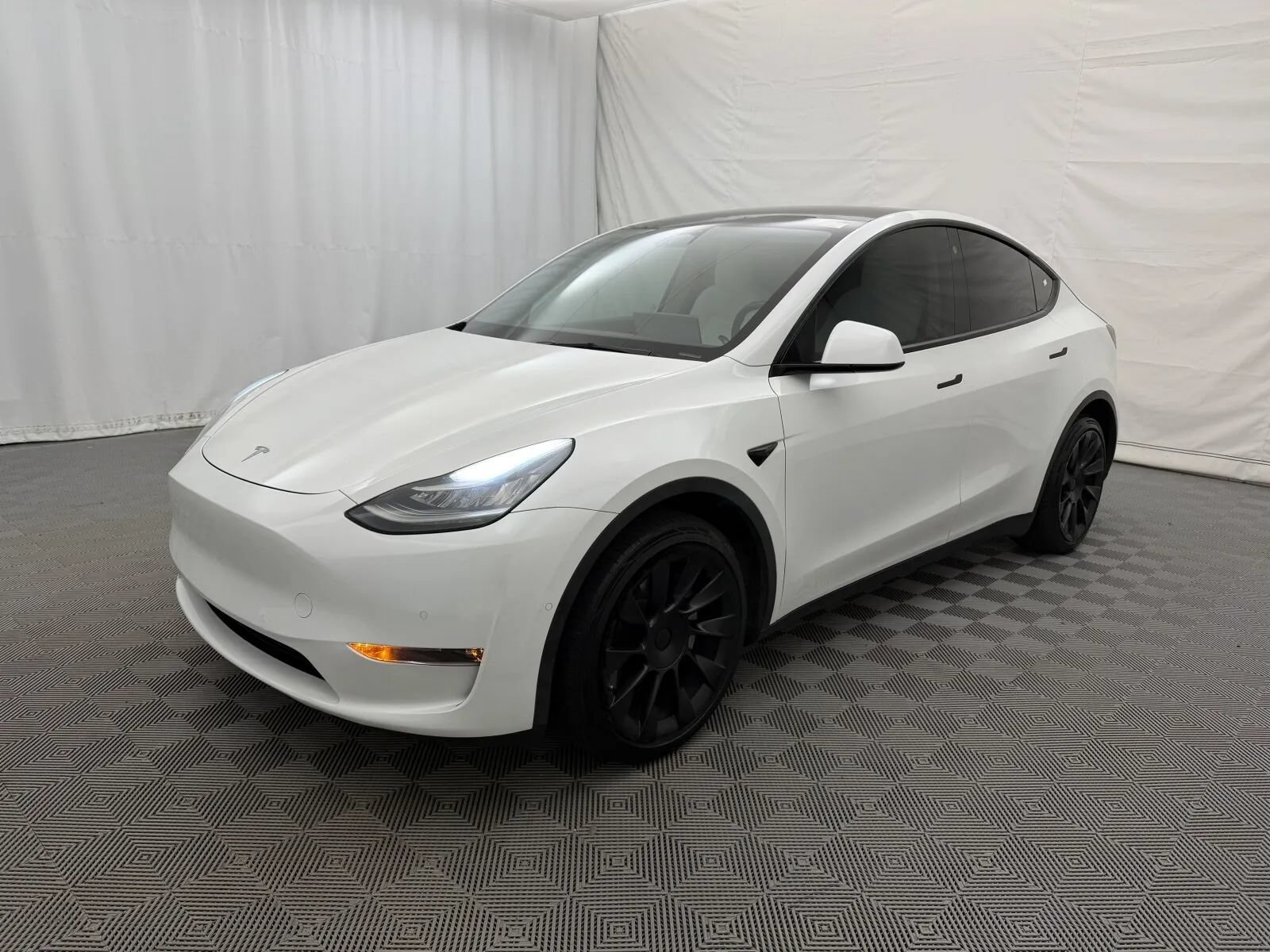 Used 2021 Tesla Model Y Long Range AWD/4WD image 2