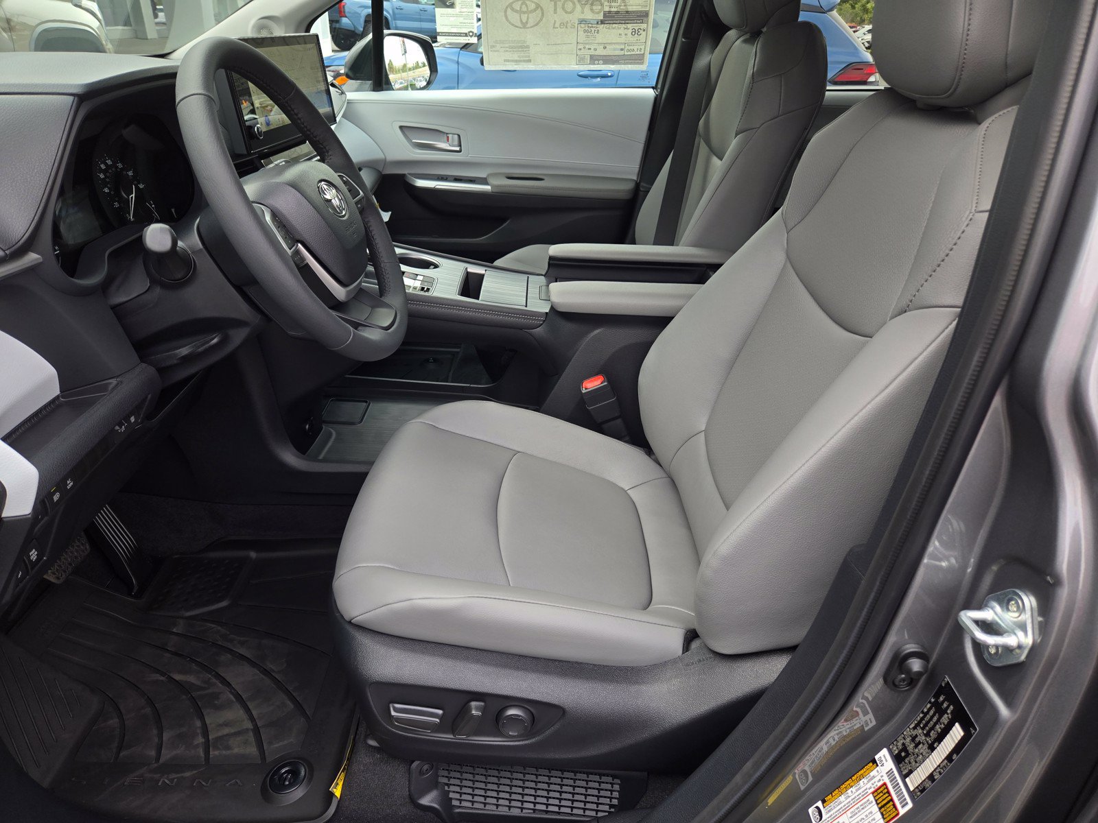 Used 2026 Toyota Sienna XLE FWD image 18