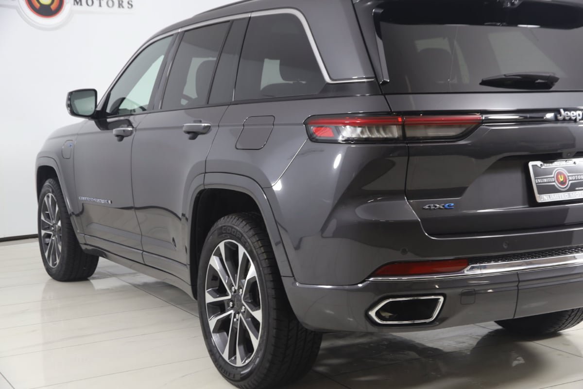 Used 2023 Jeep Grand Cherokee Overland w/ Luxury Tech Group IV AWD/4WD image 24