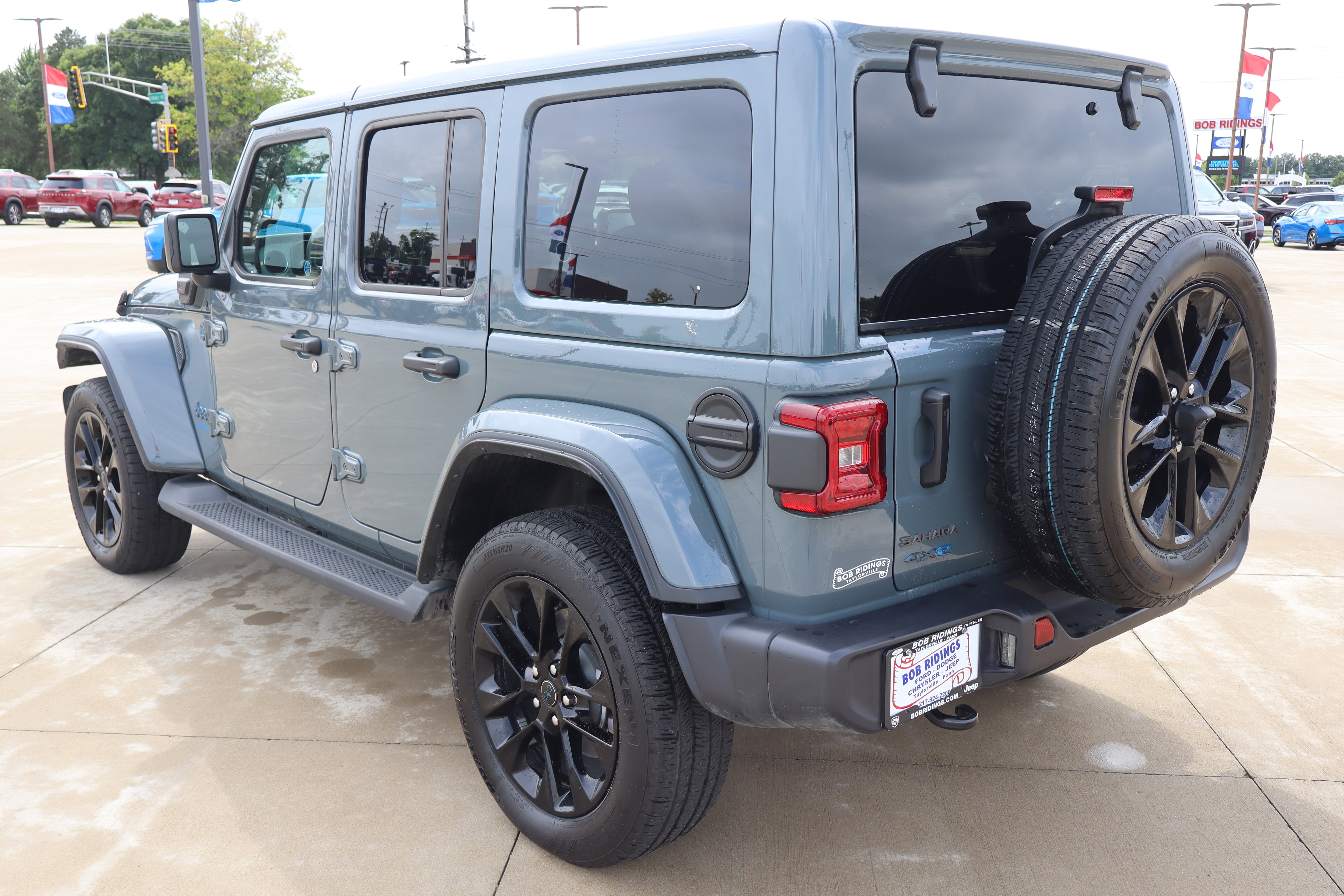 Used 2025 Jeep Wrangler Unlimited Sahara AWD/4WD image 7