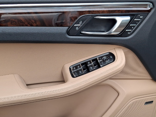 Certified 2026 Porsche Macan AWD/4WD image 16