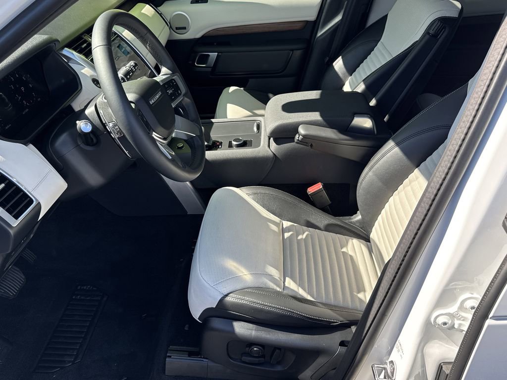 Used 2025 Land Rover Discovery S image 9