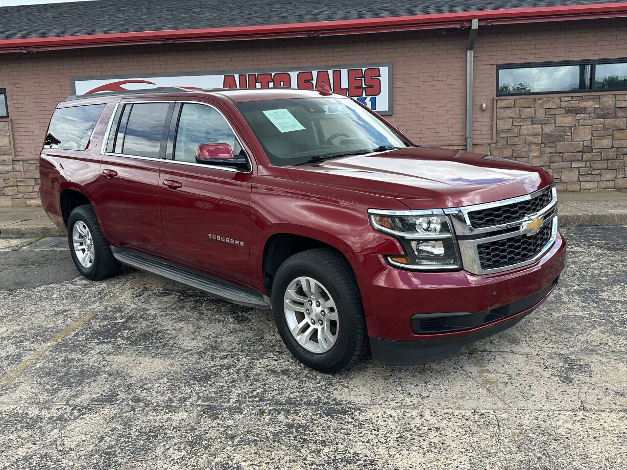 Used 2015 Chevrolet Suburban LT RWD image 3