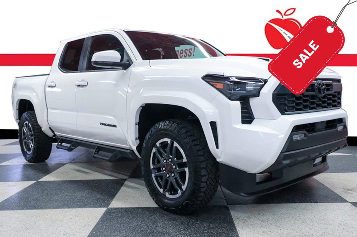 Used 2025 Toyota Tacoma TRD Sport AWD/4WD image 1