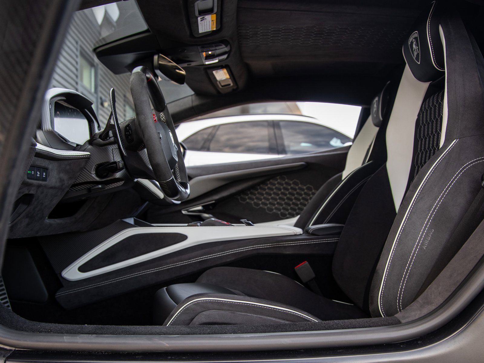 Used 2024 Lamborghini Revuelto image 33