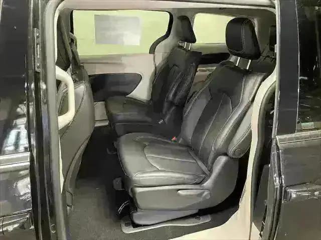 New 2023 Chrysler Pacifica Touring-L w/ S Appearance Package image 11