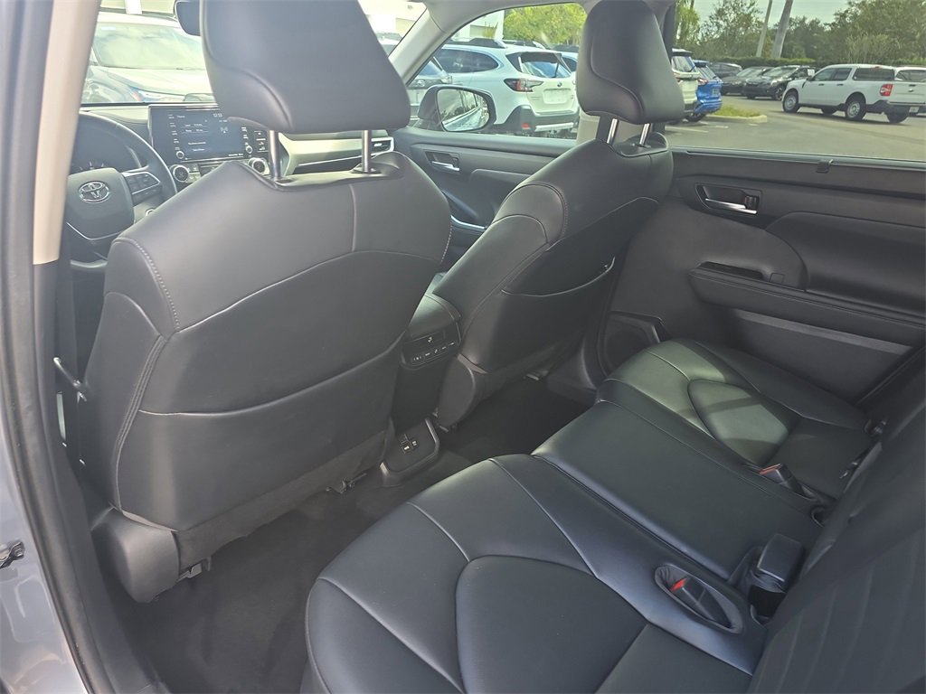 Used 2021 Toyota Highlander XLE image 12